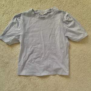 T-shirt med lite puffärm från Mango i strlk xs💞 Den har en väldigt fin lavendelaktig färg. Andvänd fåtal gånger.