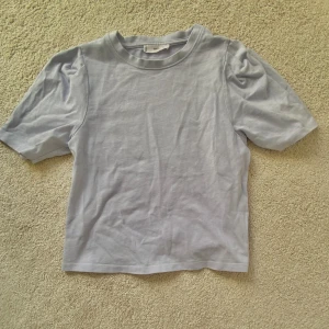 T-shirt med puffärm - T-shirt med lite puffärm från Mango i strlk xs💞 Den har en väldigt fin lavendelaktig färg. Andvänd fåtal gånger.
