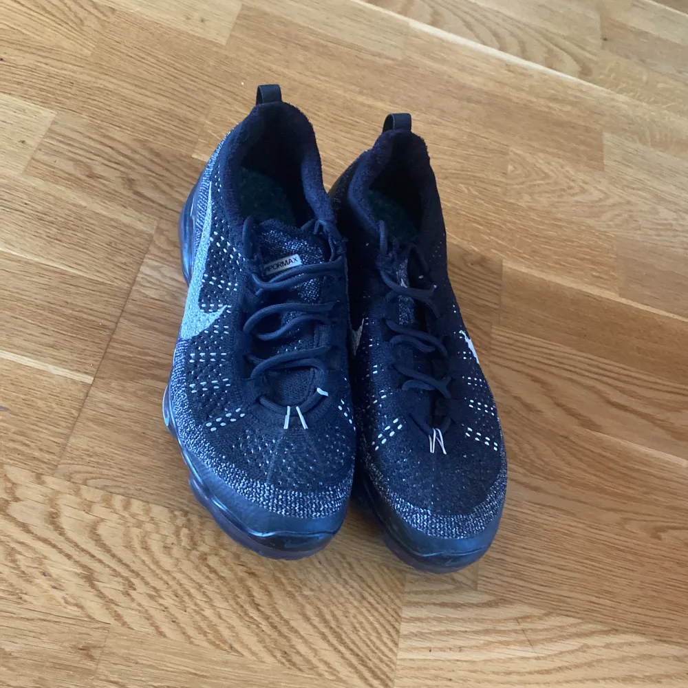 Nike air vapoxmax 10/10 skick anvönda ngr få gånger Säljer pga att dom är försmå  Nypris: 2800 Mitt pris:750 Pris kan sänkas Storlek: 42,5 cm:27. Skor.