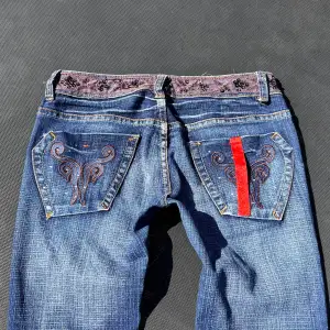 Säljer dessa jätte unika jeans, dock så vet jag inte vilket märke dom är ifrån! Jag är lite osäker vilket pris jag vill ha så de är bara att välja pris själva❤️ jag är 170cm lång