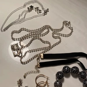 Smycken - Mer bild vid intresse, konstanta innan köp nu! (Frakt går att få utan för Plick) 