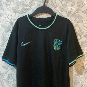 Brasilien Special Edition Black Football Jersey 2022 - Storlek M, Nyskick och Helt oanvänd Pris kan diskuteras 