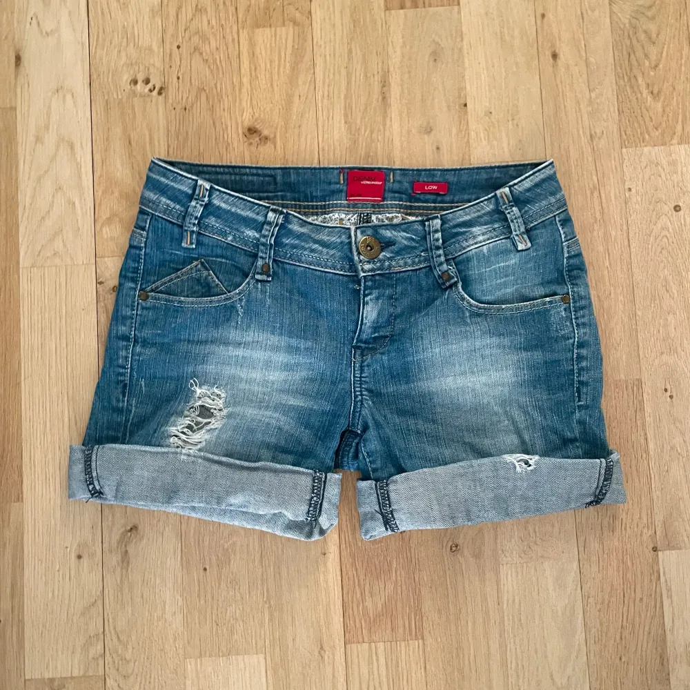 Jeansshorts köpta secondhand 🩷. Shorts.