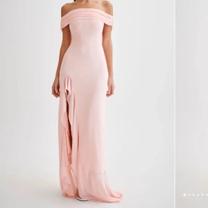 klänning - så fin slutsåld klänning, har hittat en annan balklänning därav säljer jag denna, köpt för 1200 (med frakt)