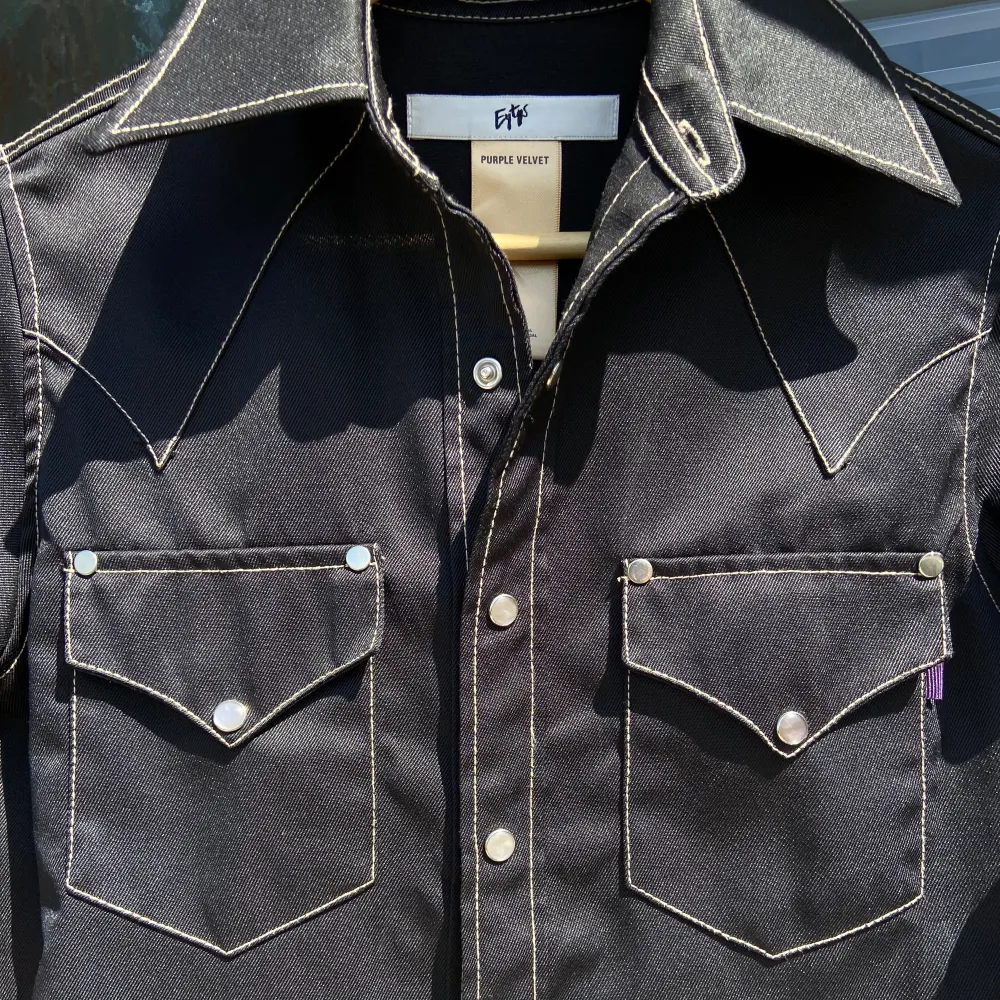 Världens coolaste unisex skjorta/overshirt/jacka från Eytys i modellen “Sierra Cali”. Plagget går att använda som en skjorta, overshirt, eller jacka. Storleken är XS, men passar även S bra. Mycket bra skick. Nypris runt 2500kr. . Skjortor.