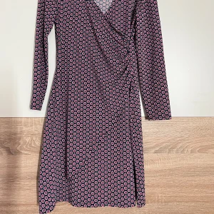 Kort enkel klänning  - Kort klänning i storlek M , härligt kallt material som passar för sommaren. 