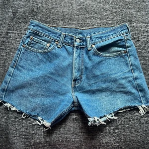 Levis shorts  - Levis shorts i storlek M (Waist 30), använt-nyskick. Använd gärna ”köp” funktionen😊