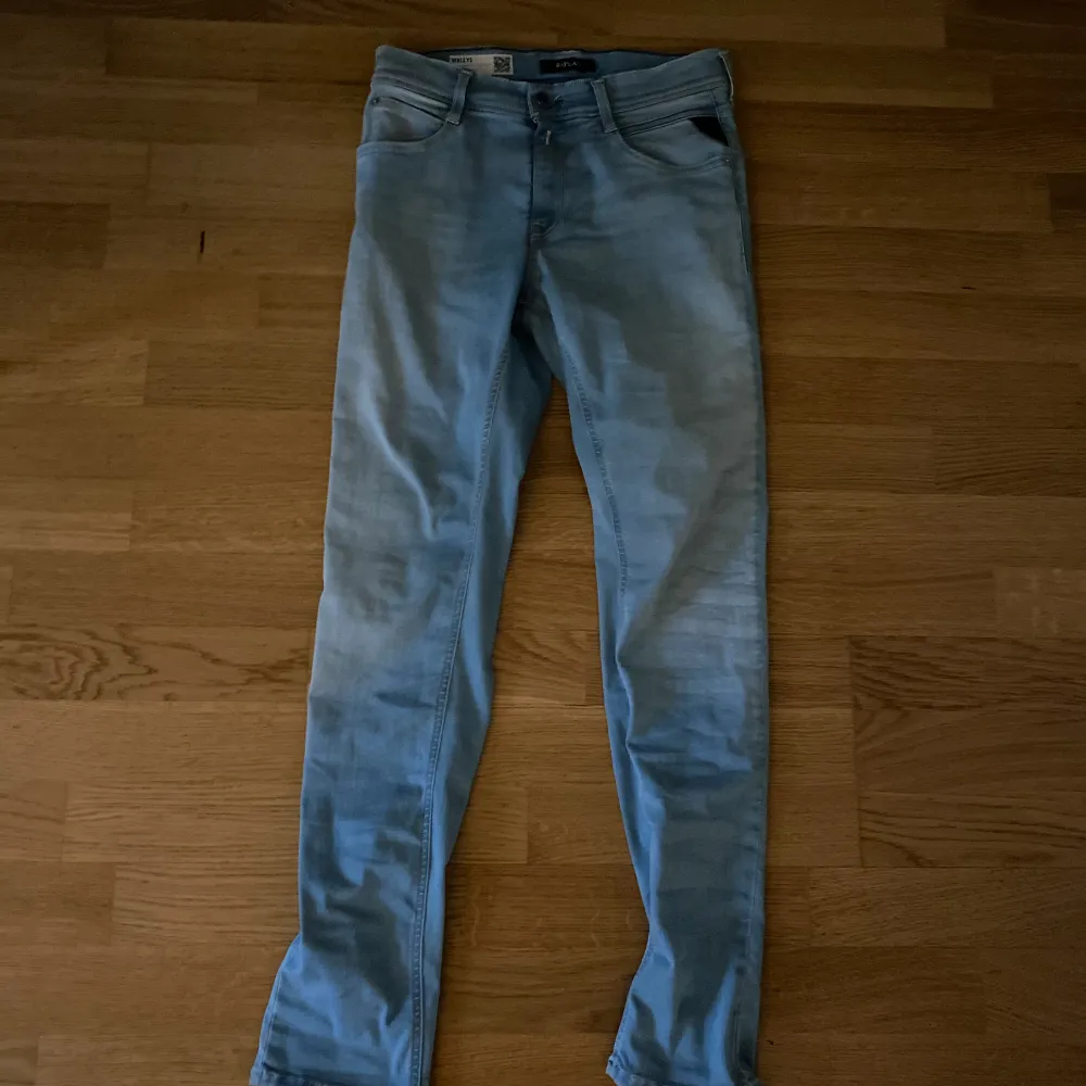 Säljer dessa replay jeans pågrund av att dom inte har kommit till användning. Nypris ligger runt 900kr medans mitt pris är 500kr priset är inte ristat i sten. . Jeans & Byxor.
