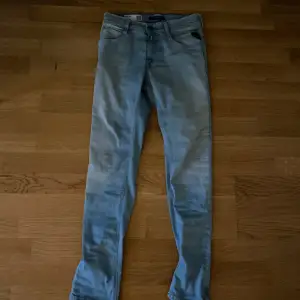 Säljer dessa replay jeans pågrund av att dom inte har kommit till användning. Nypris ligger runt 900kr medans mitt pris är 500kr priset är inte ristat i sten. 