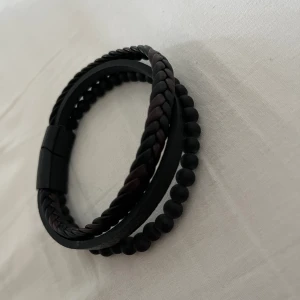 Armband - Armband i läder, aldrig använt. Skriv privat om du är intresserad