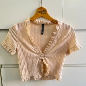 Topp - Kort tunn beige/ljusrosa kofta eller topp i strl XS