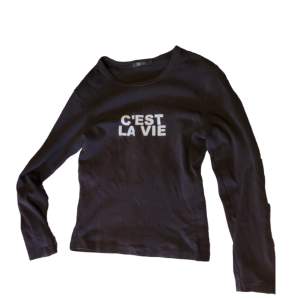 C'est la vie/ Sånt är livet - Vintage tröja i storlek S. Passar även storlek M.
