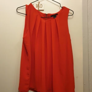 Sommrig blus - Aldrig kommit till användning. Storlek s men passar nog m också. Jätte skönt material lätt och luftig och sitter fint på kroppen. Färgen är mer som sista bilden, typ korall röd.