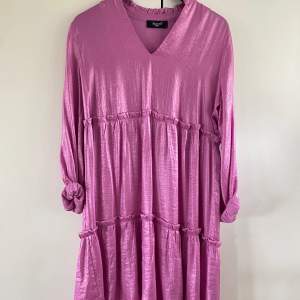 En somrig klänning från SisterS point i storlek S. Den är kall rosa/ lila. Den är endast använd en gång, därmed inga defekter. Köparen står för frakten, inga returer 🥰