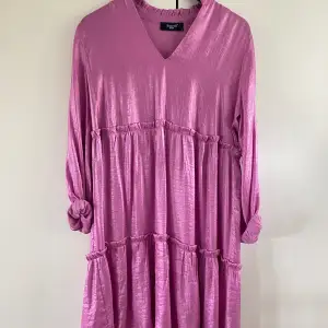 En somrig klänning från SisterS point i storlek S. Den är kall rosa/ lila. Den är endast använd en gång, därmed inga defekter. Köparen står för frakten, inga returer 🥰