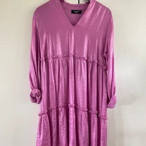 Sommarklänning  - En somrig klänning från SisterS point i storlek S. Den är kall rosa/ lila. Den är endast använd en gång, därmed inga defekter. Köparen står för frakten, inga returer 🥰