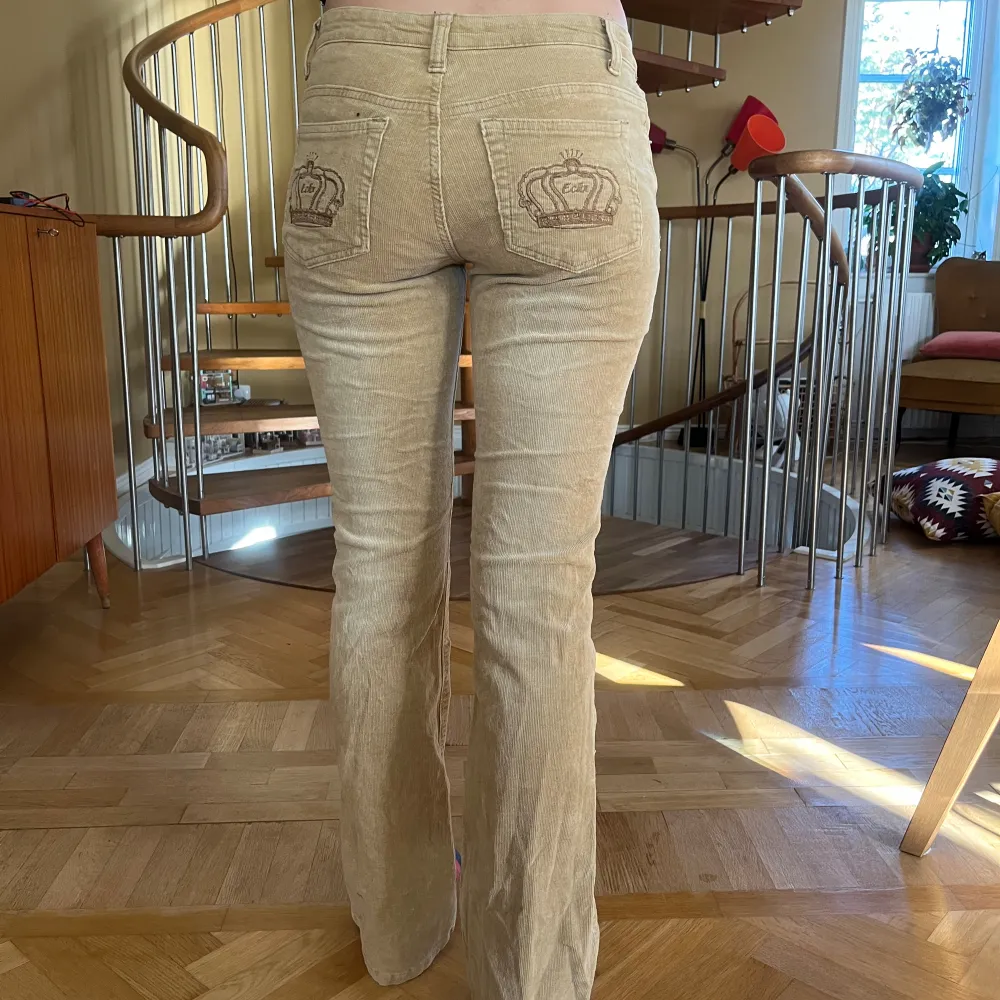 lågmidjade manchester byxor med bootcut och fett coola detaljer på fickorna⭐️. Jeans & Byxor.