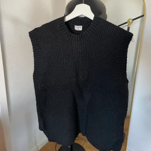 Stickad väst - Stickad väst i storlek 40-42 men sitter som M. 