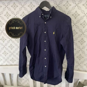 Ralph Lauren skjorta  - En sjukt najs raffe skjorta perfa nu till sommaren | mycket bra skick inga tecken på användning, skick  9,5/10 | storleken på taggen är S | passar dig runt 173cm 55kg | nypris runt 1400, priset är inte hugget i sten |