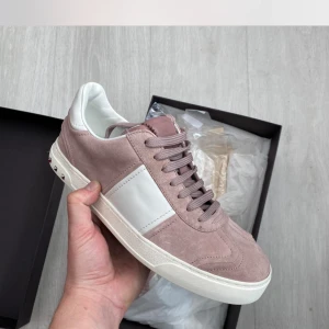 Valentino flycrew - Ett par väldigt fina valentino flycrews, helt nya. Valentino flycrew är väldigt efterfrågade och trendiga, fin färg till sommaren. Box med kommer, tvekaninte att skriva vid intresse.