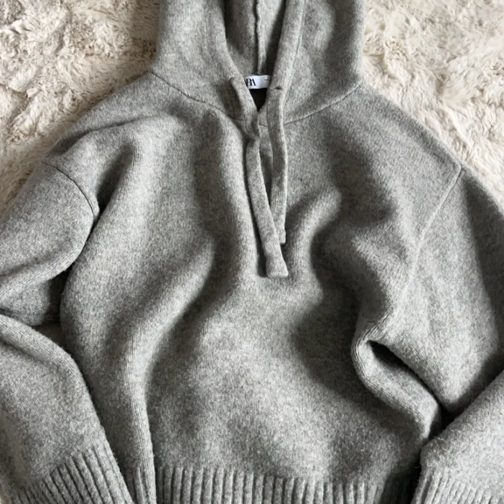 Efterfrågade hoodie från zara, den är helt slutsåld i butik. Säljer då den inte kommer till användning. Original pris var 599.. Hoodies.