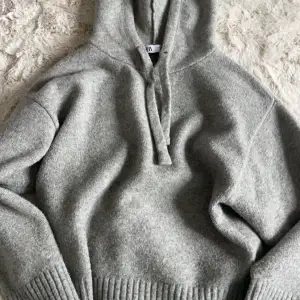 Efterfrågade hoodie från zara, den är helt slutsåld i butik. Säljer då den inte kommer till användning. Original pris var 599.