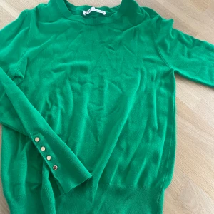 Grön stickad tröja  - Använd ett par gånger men som ny💞 Är i storlek L men passar även M/S