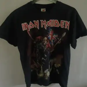 Officiell merch från Iron Maidens turné 2013.