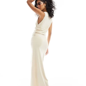 Beige klänning - Säljer nu denna klänningen från asos i både 34 och 36 då jag ej hann att skicka tbx dom. Slutsåld på hemsidan! Orginalpris 319kr