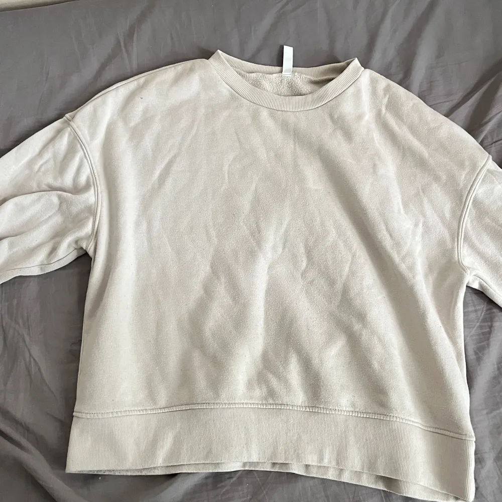 Beige/vit sweatshirt från H&M. Tröjor & Koftor.
