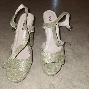 Klackar  - Endast provade. Var lite för höga för min smak därför säljs dem. 