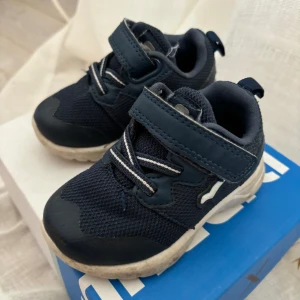 Barnsko storlek 19 - Bagheera storlek 19 Navy/white Nypris 499kr 