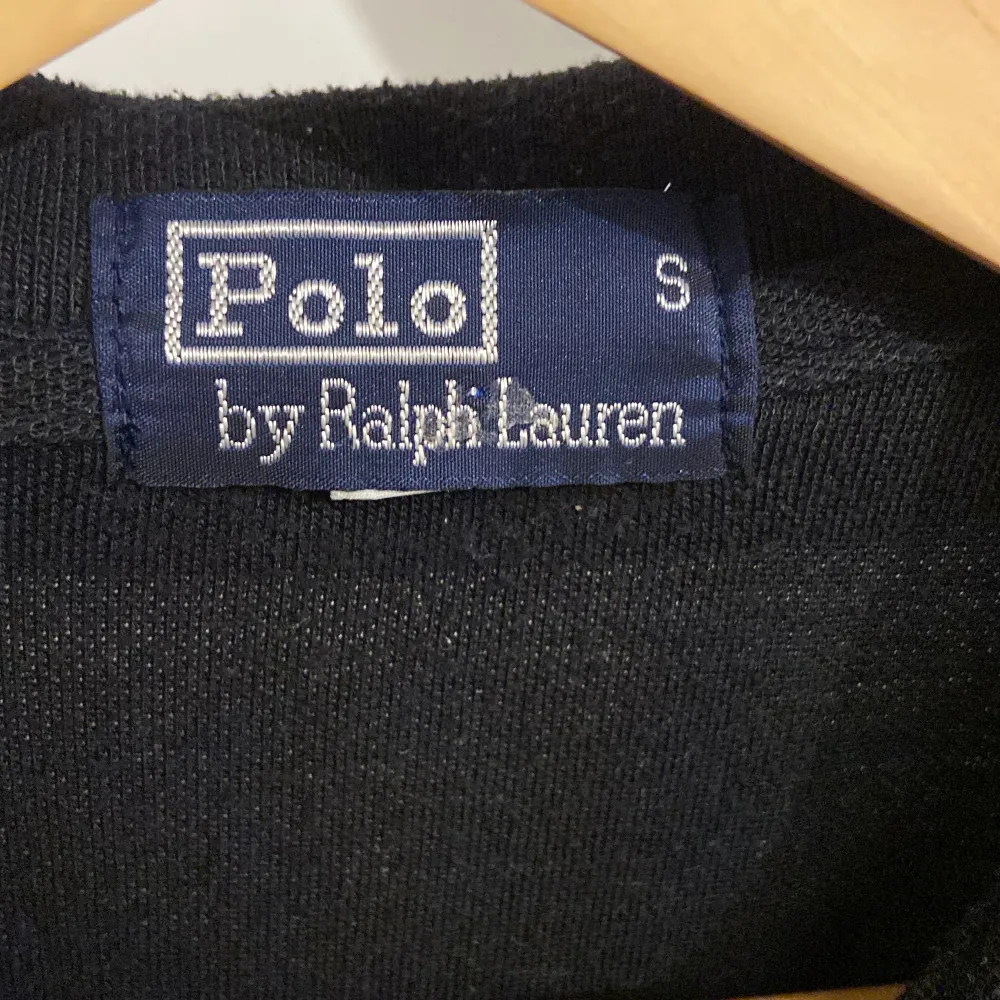 Nu säljer jag denna snygga Ralph Lauren pikén. Skick 10/10 riktigt fin och inga håll eller andra defekter👍Den är i storleken S men sitter som en XS. . T-shirts.