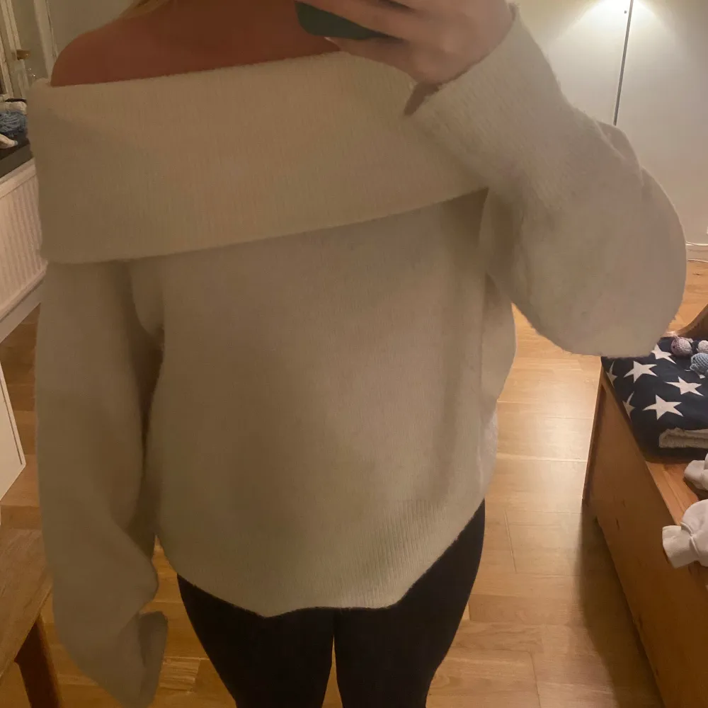 Fin stickad off-shoulder tröja som inte används längre. Använd ett fåtal gånger. . Stickat.