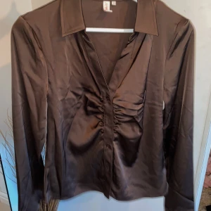 Topp - Festlig stilren ”skjort-topp” från only. Använd fåtal gånger så är i superfint skick. 