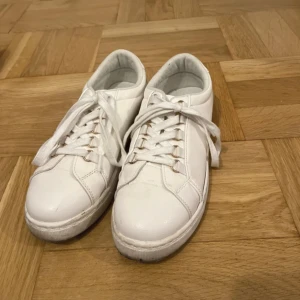 sneakers  - fina skor från anna field  strl 38  fåtal gånger använda då de är för små 