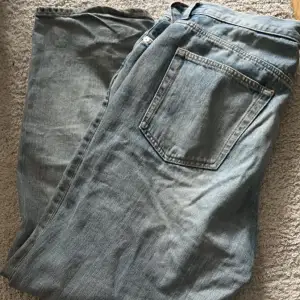 Tjena! Säljer ett par weekday byxor/jeans som jag fick av min brorsa. Passade inte mig och därför säljer jag. Har använts ett tag och är lite slitna på botten. Skriv privat om info, bilder eller prisändring. W32 L32. Modell: Galaxy Loose Straight