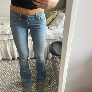 Blåa bootcut jeans  - Jag säljer mina super fina blåa bootcut jeans med brodering på fickorna. Väldigt bra skick, säljer då de är för små nu. Hör av dig om du har någon fråga!💕💕💕