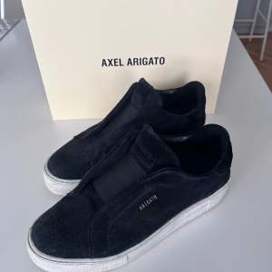 Säljer min brors Axel arigato skor i bra skick! Ordinarie pris 2650kr🥰 mycket nya, köptes i Mars!