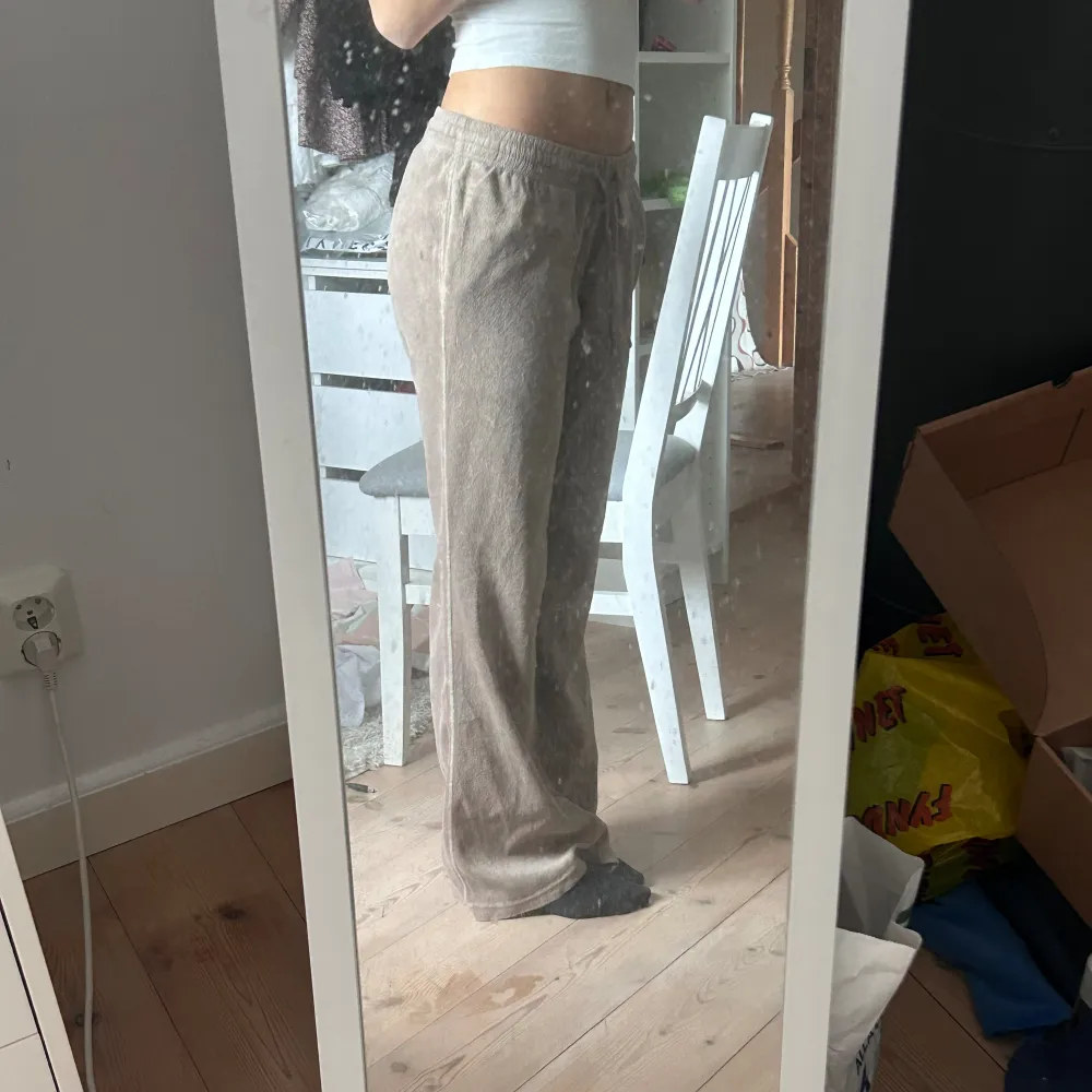 Lågmidjade brun/beige mjukisbyxor från weekday i storlek xs . Farkut & Housut.