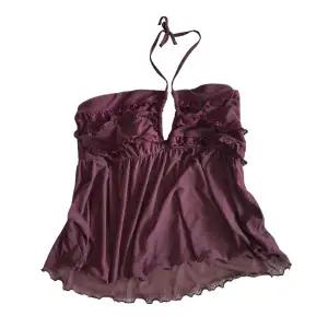 Mörk lila / burgundy halterneck blus från Urban Outfitters. Köpt förra året men aldrig använd, prislapp kvar, nypris 350kr💋 storlek XL passar L bättre