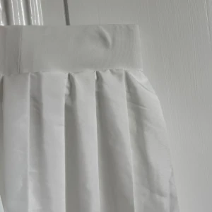 Vit Tenniskjol med shorts - ”Skort” , vit kjol av tennismodell med shorts under. Superskön och väldigt söt - perfekt till sommaren. Passar dessutom till allt, och är stl. S-M. 💕
