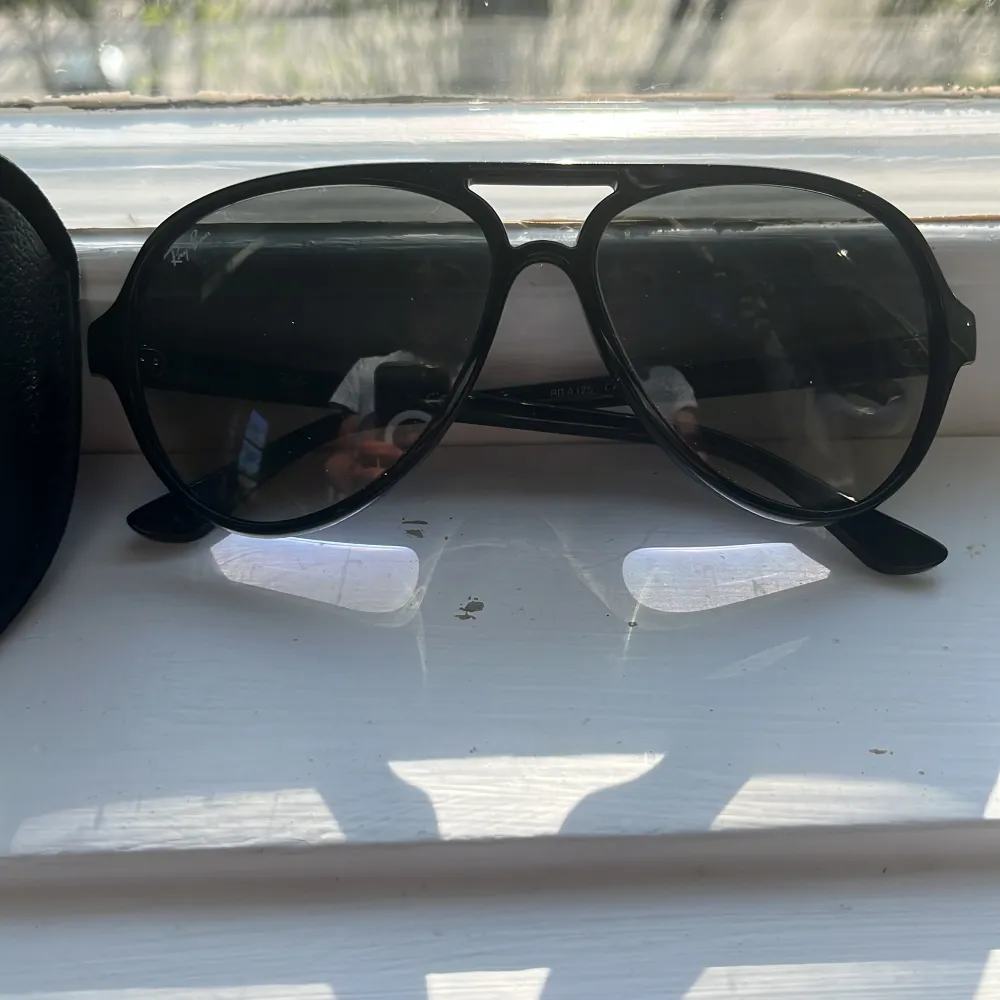 Dessa är ett par riktigt feta solglasögon som inte är andvände en ända gång. Perfekt till sommaren. Nypris 1739 kr.. Accessoarer.