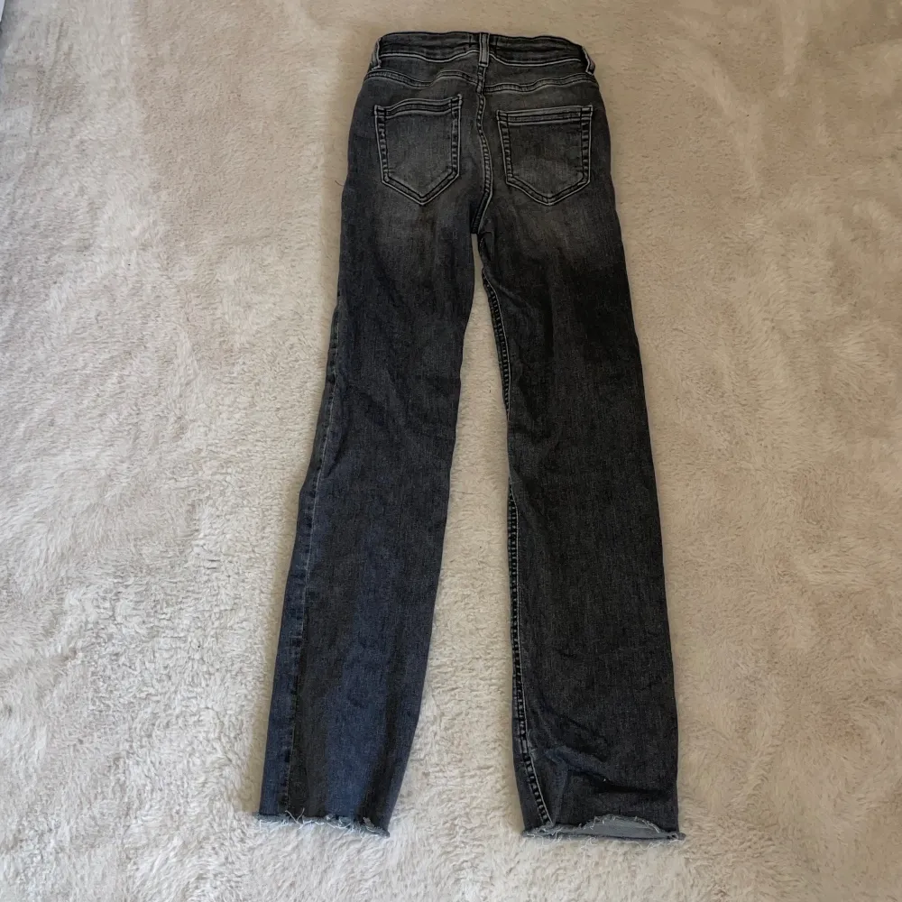 Bra skick. Hög midja. Sidoslits. Längd ben:73 cm. Farkut & Housut.