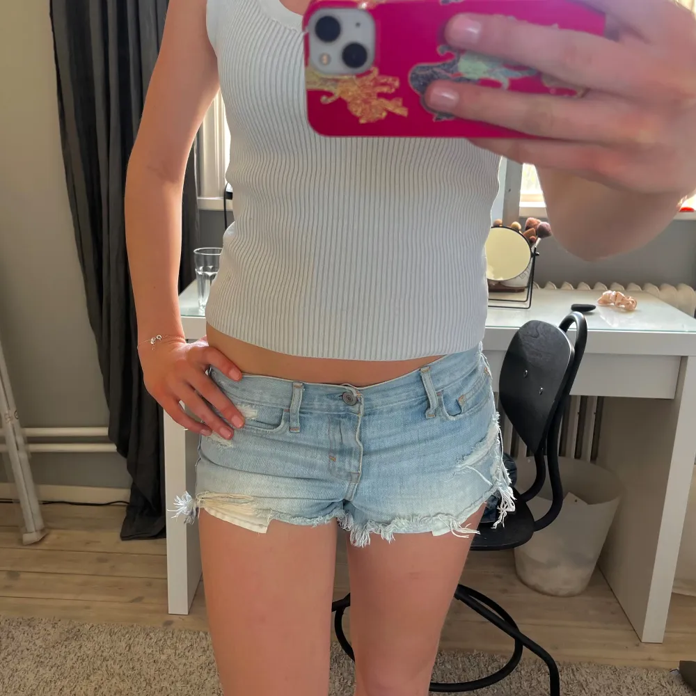 Jättesnygga lågmidjade ljusblå jeansshorts perfekta till sommaren!!💖 Storlek W26❤️‍🔥från märket abercrombie & fitch❣️❣️. Shorts.