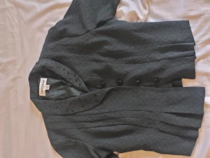 Mörkgrön finkavaj - Jättefin mörkgrön festkavaj med fina knappar. Oanvänd och i bra skick.