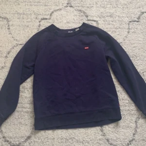 levis tjock tröja - Tjocktröja från levis! Inga skador😇
