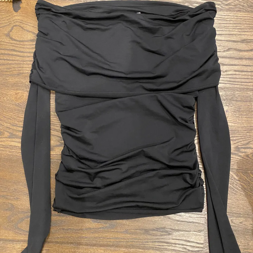 Snygg svart off-shoulder tröja från Weekday i storlek s⭐️ oanvänd utan prislapp . Blusar.