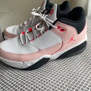 Air Jordan skor mycket fint skick strolek 38,5 säljer pga blivit för små