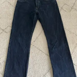 Oanvända Weekday jeans i storlek 33